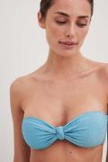 NA-KD Swimwear Gnistrande bandeau-bikinitopp med knut - Blue