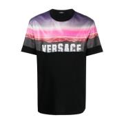 Versace Svart Jersey Bomull T-shirt med Versace Hills Print Black, Her...