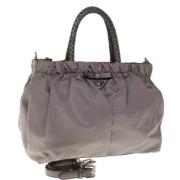 Prada Vintage Pre-owned Nylon handvskor Gray, Dam