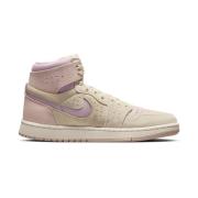 Nike Beige Läder Sneakers med Inbäddad Logotyp Pink, Dam