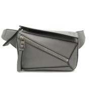 Loewe Pre-owned Pre-owned Tyg crossbodyvskor Gray, Dam