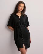 Pieces - Svart - Pcvinsty Ss Shirt Dress