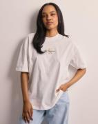 Calvin Klein Jeans - Vit - Monologo Boyfriend Tee