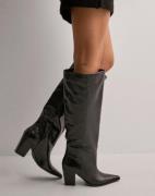 Nelly - Svart - Wide Leg Pointy Boot