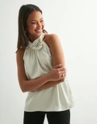 Neo Noir - Vit - Rosette Heavy Sateen Top