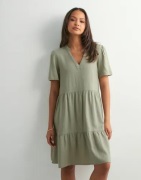 Only - Grön - Onltiri-Caro S/S V-Neck Lin Dress C