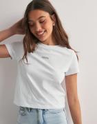 Calvin Klein Jeans - Vit - Placed Institutional Baby Tee