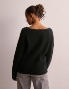 Nelly - Svart - Shaped Neck Knit Sweater