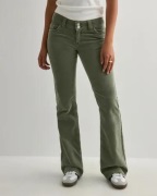 Nelly - Grön - Low Waist Corduroy Stitch Jeans