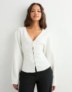 Nelly - Vit - Shaped Button Blouse