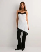 Nelly - Vit - Lace Asymmetric Slip Dress