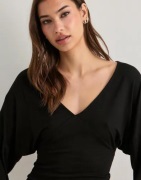 Nelly - Svart - Soft Plunge LS Top