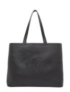 Calvin Klein Sculpted Slim Tote34 Deboss Svart